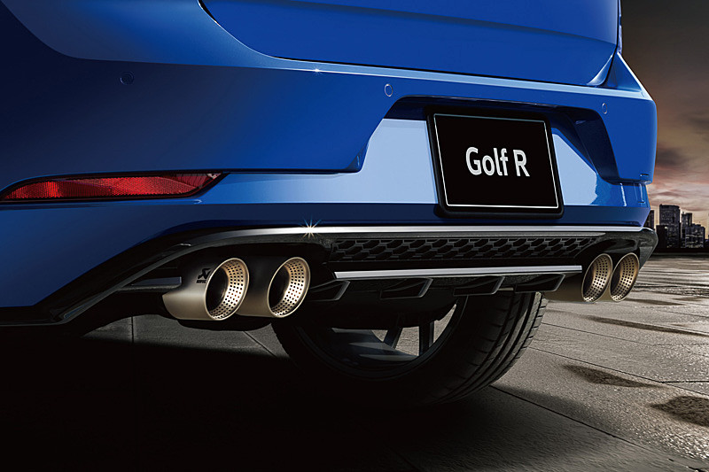 “アクラポヴィッチ”と共同開発した「専用チタンエキゾーストシステム」