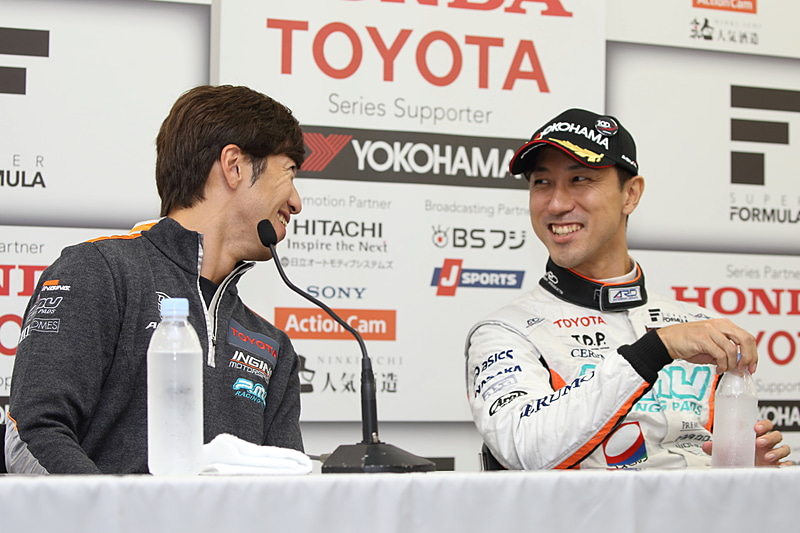 笑顔を見せる立川監督と石浦選手