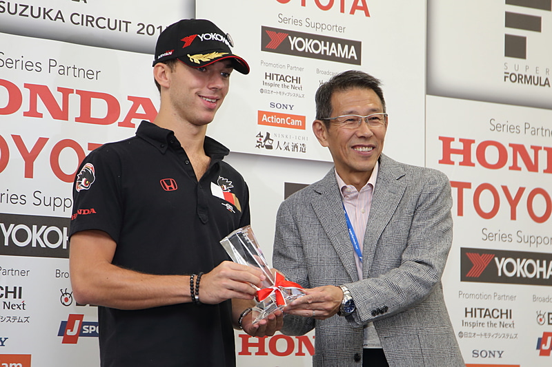 ルーキーオブザイヤーのトロフィーが授与された