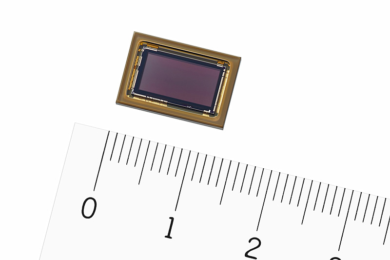 パッケージサイズは13.23×8.97mm、108ピンのPlastic BGAとなっている