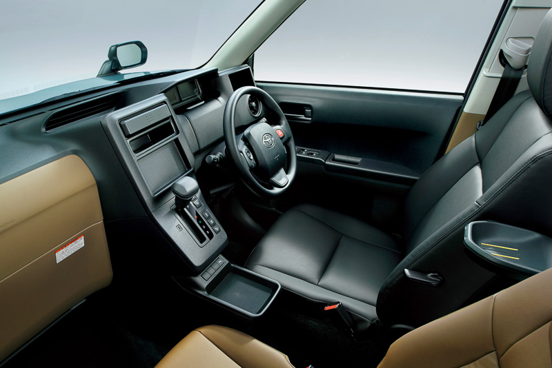 ドライバーが操作しやすいよう機器類を用途に合わせてグルーピング配置。具体的には、配車システム、空調などドライバーが操作する機器はドライバー席右前に配置、ナビゲーション画面・料金メーターなどは、利用者も見えるセンター位置に設置。また、使用頻度の高いハザードスイッチはステアリングホイール右側に設置した