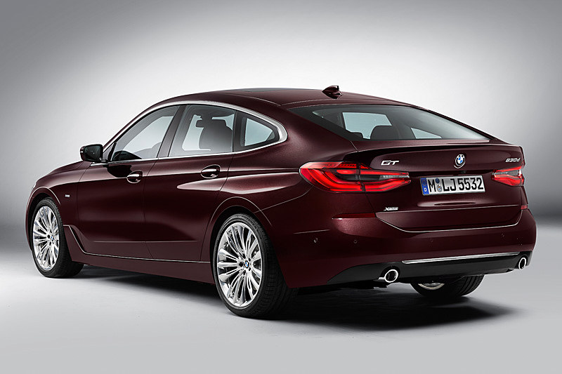 バックドアはハッチバック式を採用。電動開閉機能とコンフォート・アクセス・システムを標準装備している