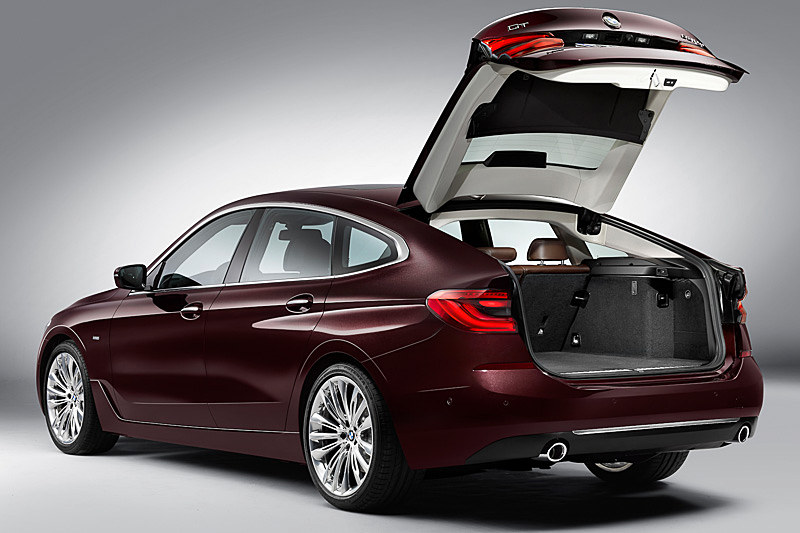 バックドアはハッチバック式を採用。電動開閉機能とコンフォート・アクセス・システムを標準装備している