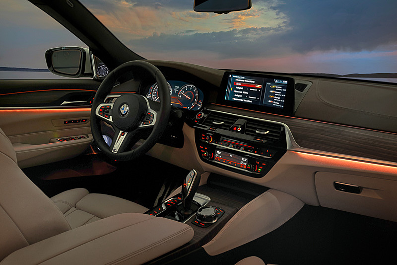 ダッシュボードとドアトリムのパネルは水平な面で構成される