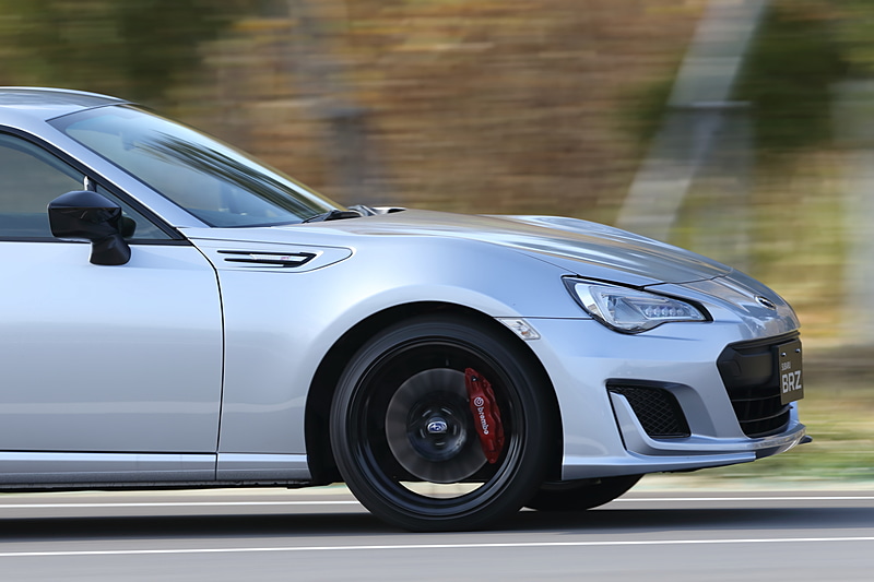 18インチタイヤ採用に伴う車体入力増に対応するため、フロントクロスメンバーと車体（サブフレーム）を斜めにつなぐ「フレキシブルドロースティフナー」を採用