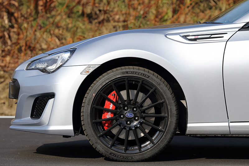 ミシュラン「パイロットスポーツ4」を装着。フロントは215/40 R18のサイズ