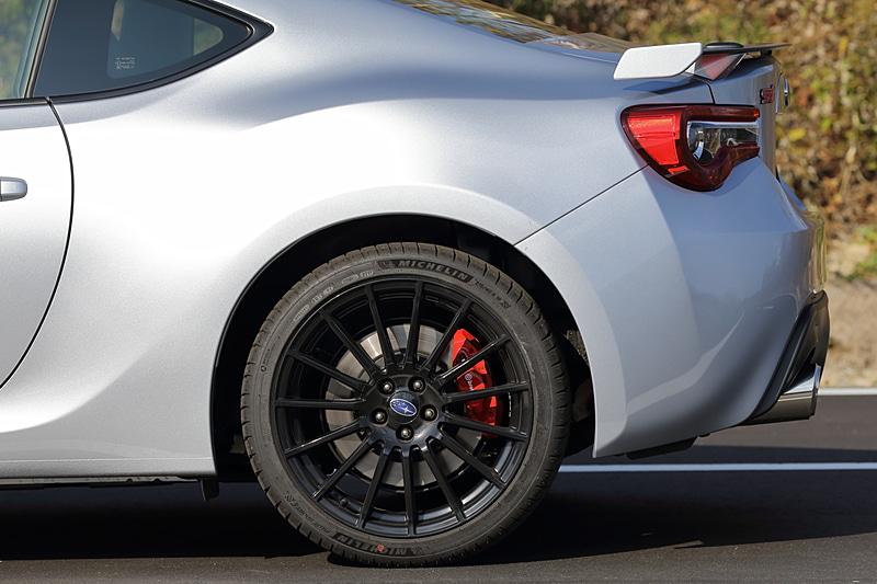 ミシュラン「パイロットスポーツ4」を装着。リアは215/40 R18のサイズ