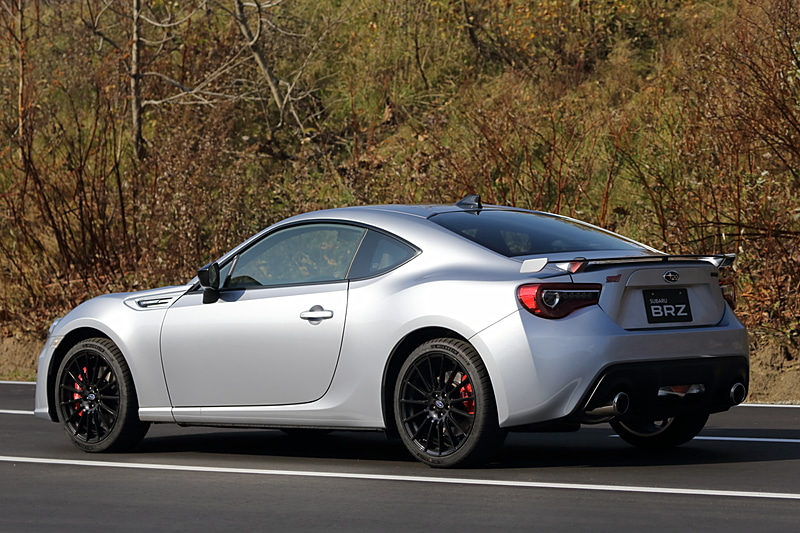 18インチタイヤの採用に合わせて、リアサスペンションの取付部「BULK HEAD COMPL」の板厚をアップ