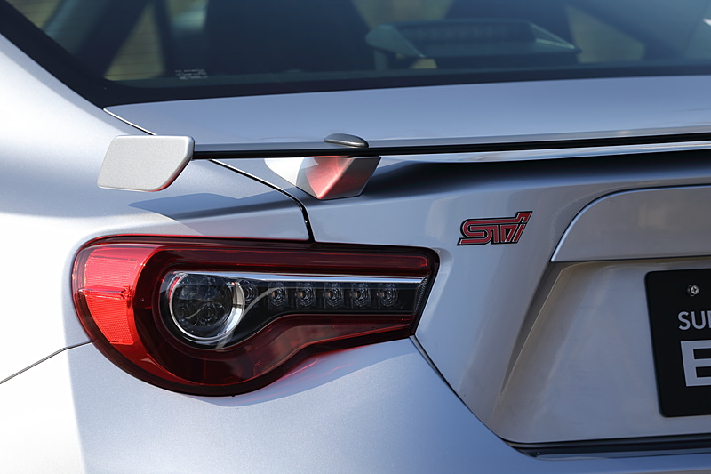 エクステリアはSTI車として統一したデザインを採用