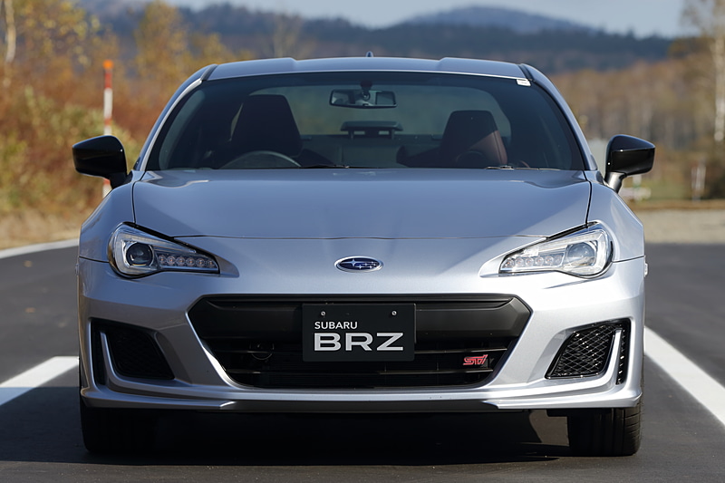 「GT」の上位グレードに位置付けられる「STI Sport」