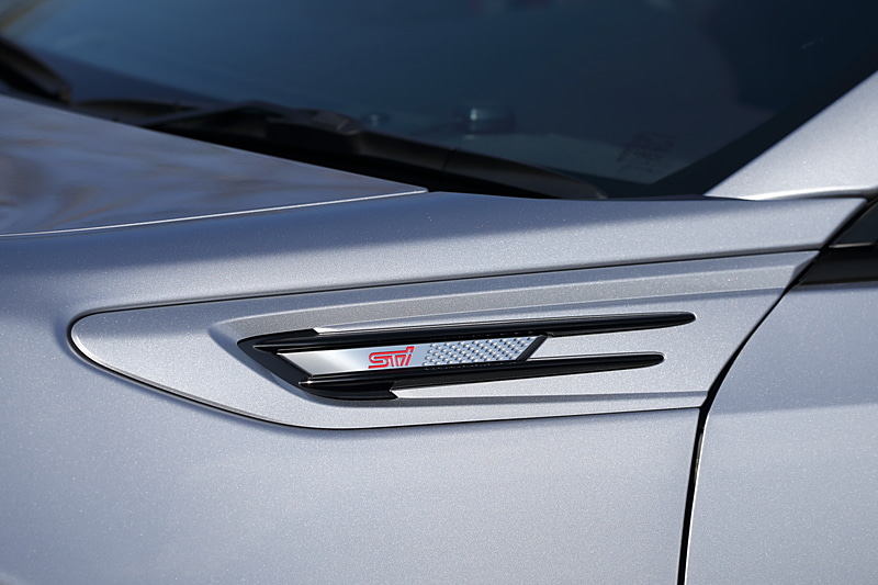 エクステリアはSTI車として統一したデザインを採用