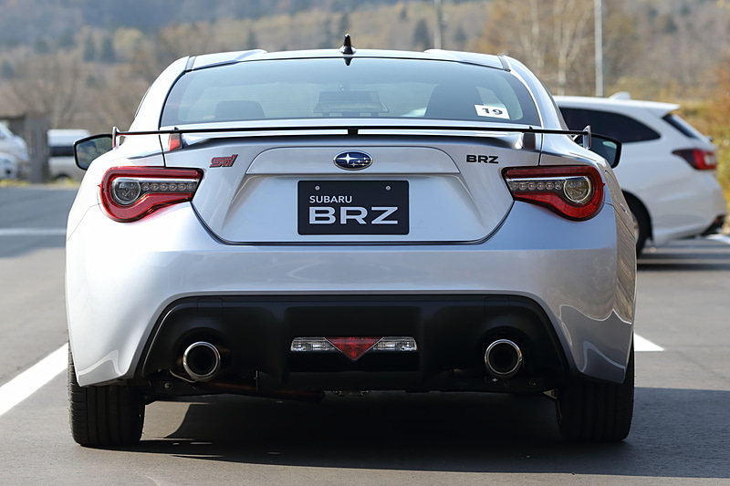 「GT」の上位グレードに位置付けられる「STI Sport」