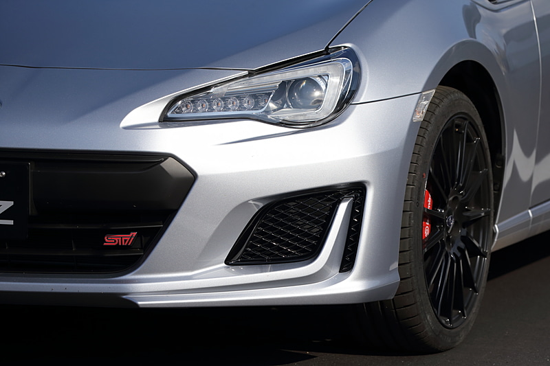 エクステリアはSTI車として統一したデザインを採用