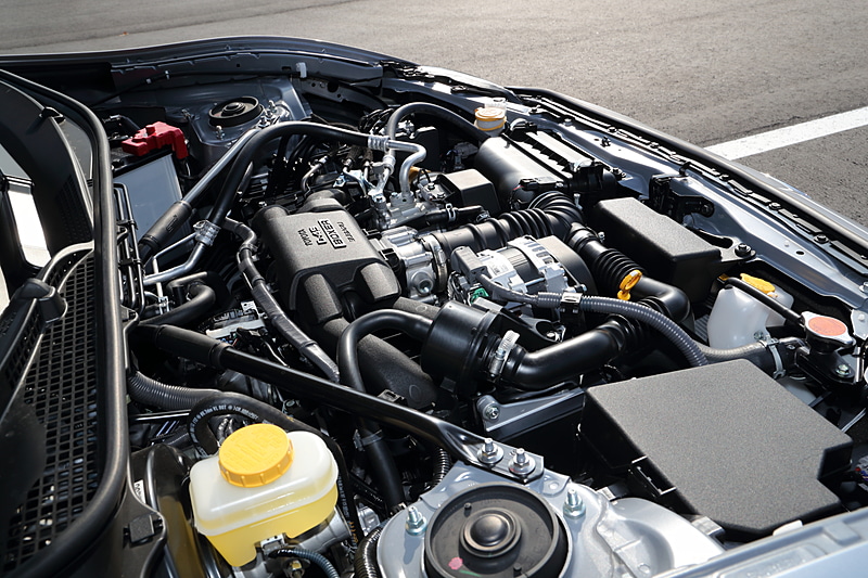 標準装備されるフロントアッパーサスペンショントーカウルブレースの左右バーそれぞれにピローボールを挟み込んだ「フレキシブルVバー」を採用