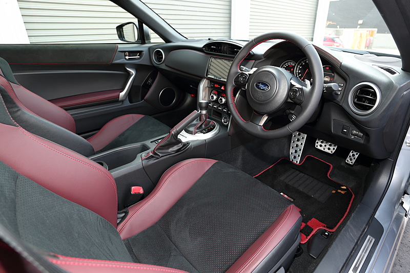 ボルドー色の本革内装を採用