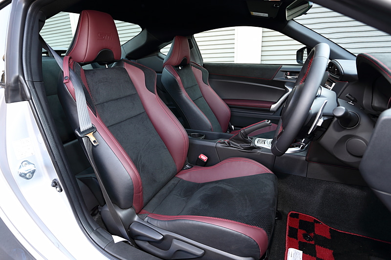 ボルドー色の本革内装を採用