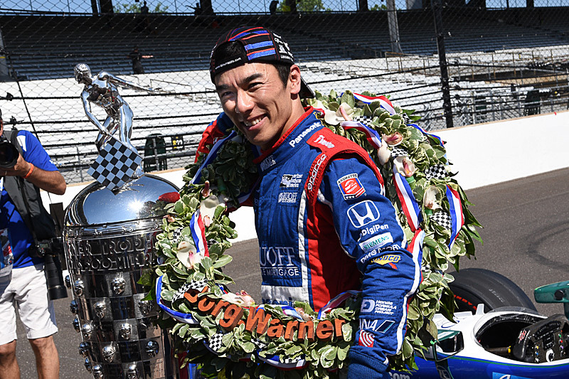 佐藤琢磨選手とエリオ・カストロネベス選手のトークショーを10月28日13時30分～14時15分に実施。写真は佐藤琢磨選手がインディ500で初優勝をしたときのもの