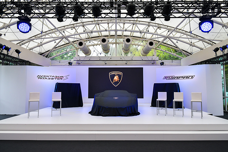 プレスカンファレンスが行なわれるメインステージでアンベールを待つ「アヴェンタドール S ロードスター」