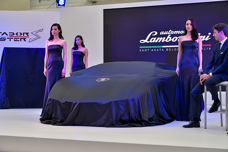 照明の雰囲気が変わり、4名の女性がゆっくりと登場