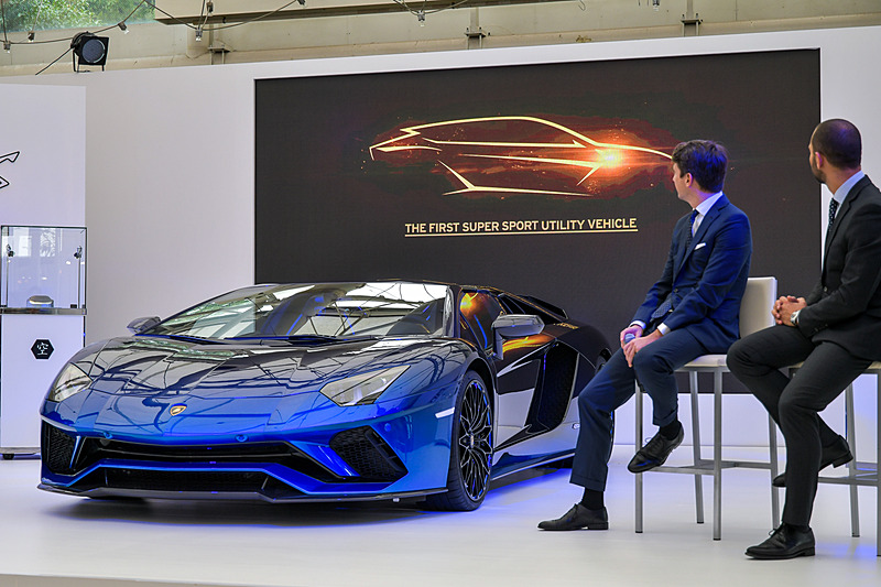 12月に向けティザーキャンペーンがすでに始まっている新型SUV「ウルス」のイメージビデオが上映された