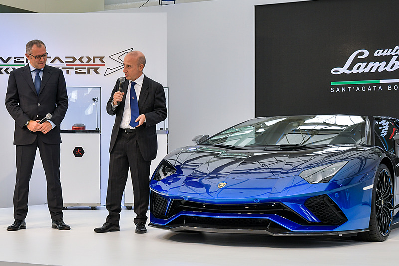 「たまたましたネクタイがクルマと同じ色だった」とスタラーチェ氏