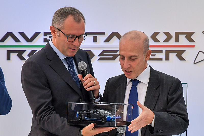 ドメニカリ氏から大使に同じカラーリングのミニチュアカーがプレゼントされた