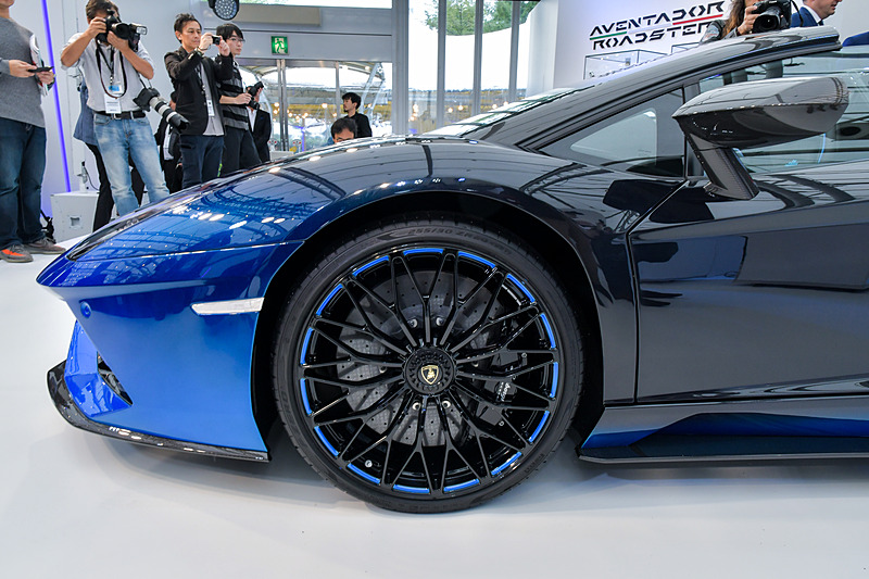 「アヴェンタドール S ロードスター 50th Anniversary Japan」の「水」モデル