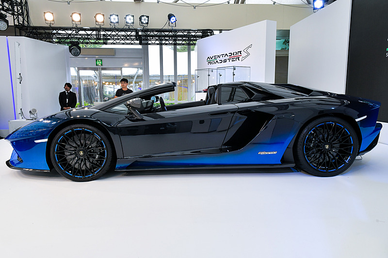 「アヴェンタドール S ロードスター 50th Anniversary Japan」の「水」モデル