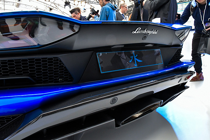 「アヴェンタドール S ロードスター 50th Anniversary Japan」の「水」モデル