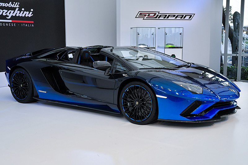 「アヴェンタドール S ロードスター 50th Anniversary Japan」の「水」モデル