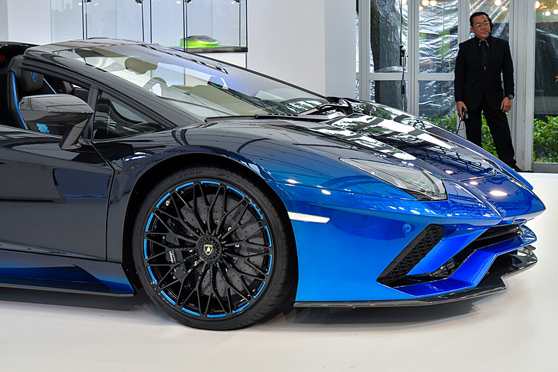 「アヴェンタドール S ロードスター 50th Anniversary Japan」の「水」モデル