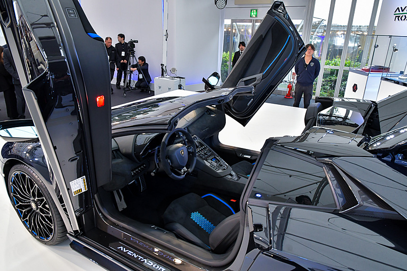 「アヴェンタドール S ロードスター 50th Anniversary Japan」の「水」モデル