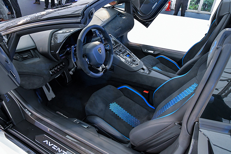 「アヴェンタドール S ロードスター 50th Anniversary Japan」の「水」モデル