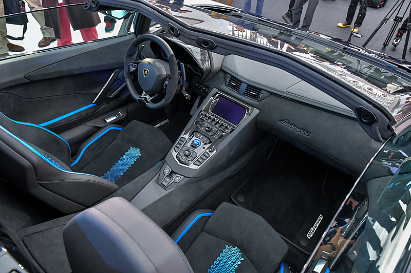 「アヴェンタドール S ロードスター 50th Anniversary Japan」の「水」モデル