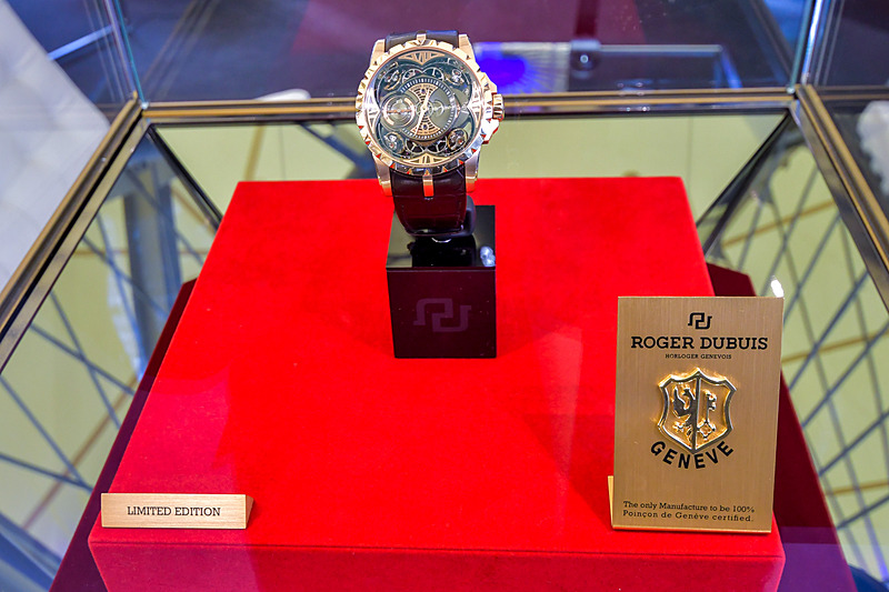 9月にパートナーシップが発表されたばかりのロジェ・デュブイの高級腕時計