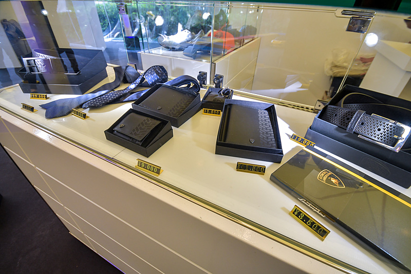 アクセサリー類の価格はクルマに比べれば驚くほど高価ということではなかった