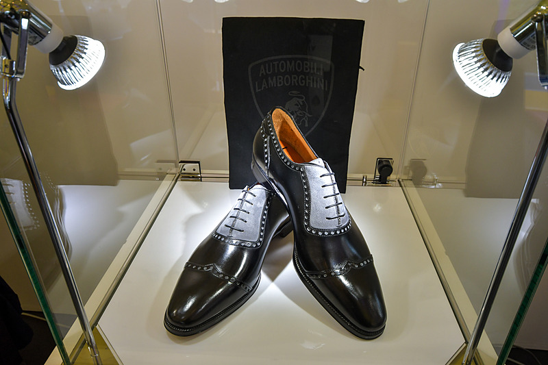 靴や旅行用品。キャリーケースはカーボンファイバー製