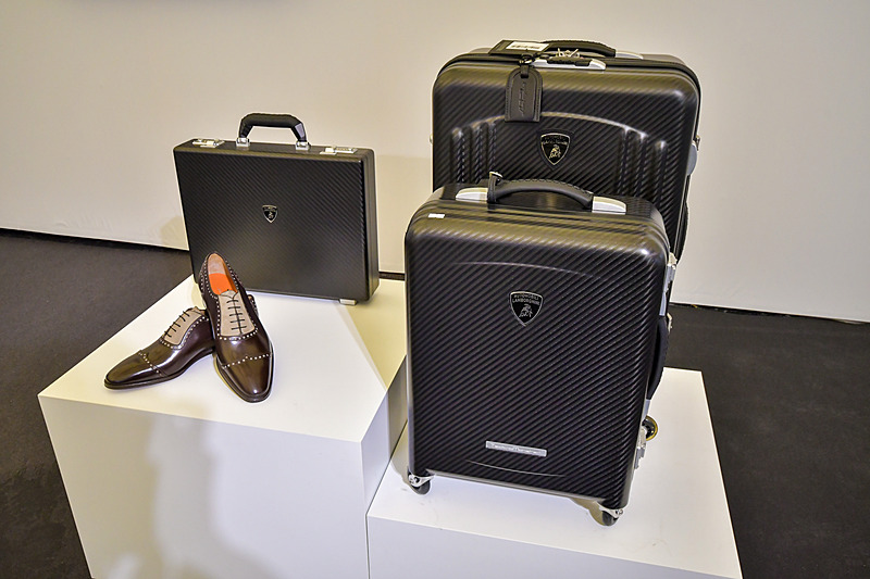 靴や旅行用品。キャリーケースはカーボンファイバー製