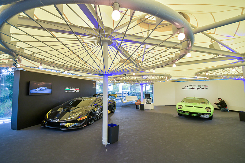 昔と現代のモデルを比較するスペース