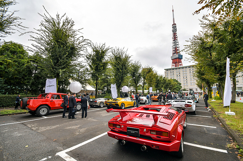 駐車場に数十台の歴代ランボルギーニの名車が並ぶ