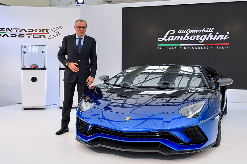 アウトモビリ・ランボルギーニ CEOのステファノ・ドメニカリ氏と「アヴェンタドール S ロードスター 50th Anniversary Japan」