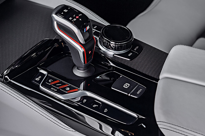 要所にレッドの差し色が使われている