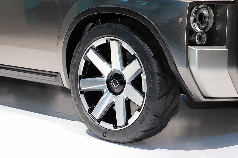 タイヤサイズは225/50 R20