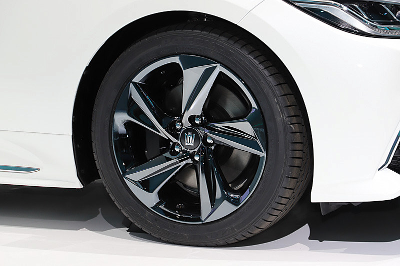 タイヤはブリヂストンのポテンザを装着し、サイズは235/45 R18