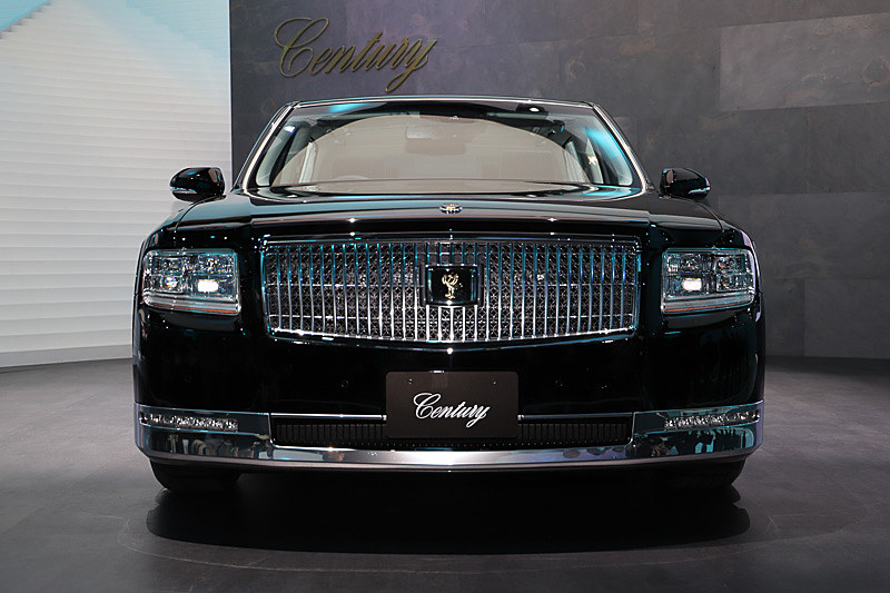 グリルを中心にランプなどの各要素をすっきりとまとめ、一体感と力強さを付与