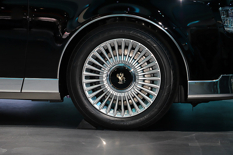 タイヤはブリヂストンのレグノを装着。サイズは225/55 R18