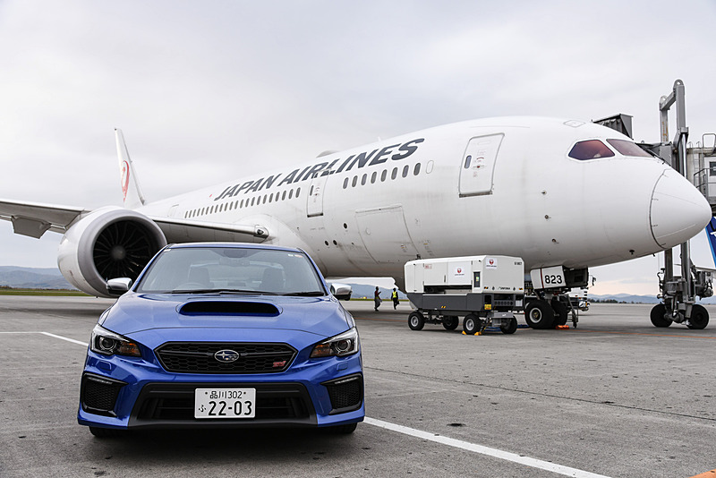 SUBARUテックツアーの一環として、スバルはJALのボーイング 787チャーター便を使って中央翼を体感するというイベントを実施した