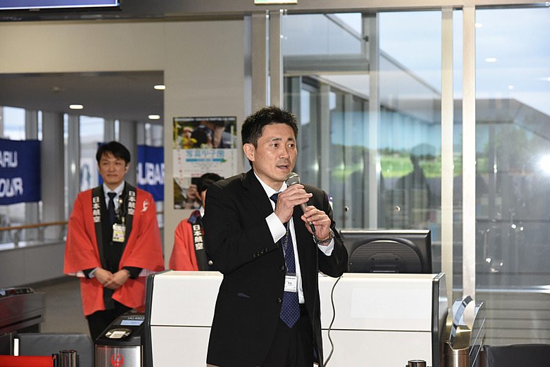 株式会社JALエンジニアリング 技術部 システム技術室 期待技術グループ グループ長 盛崎秀明氏。JAL4902便は出発が遅れたのだが、その遅れの理由を搭乗口で事前に説明してくれたときの一コマ