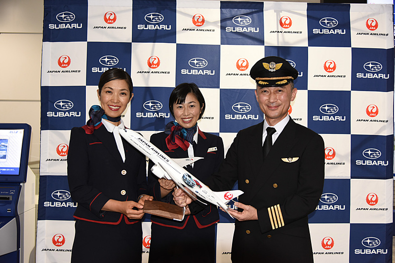 日本航空株式会社 運航乗員部 機長 靍谷忠久氏（右）。記念写真での一コマ