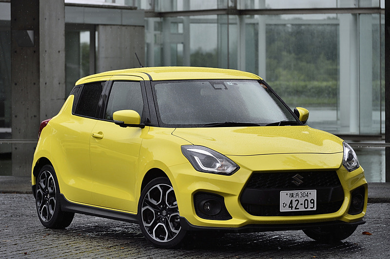 新型「スイフトスポーツ」。ボディサイズは3890×1735×1500mm（全長×全幅×全高）、ホイールベースは2450mmで、欧州仕様のスイフトと同じ3ナンバーボディとなっている。価格は6速MT車が183万6000円、6速AT車が190万6200円